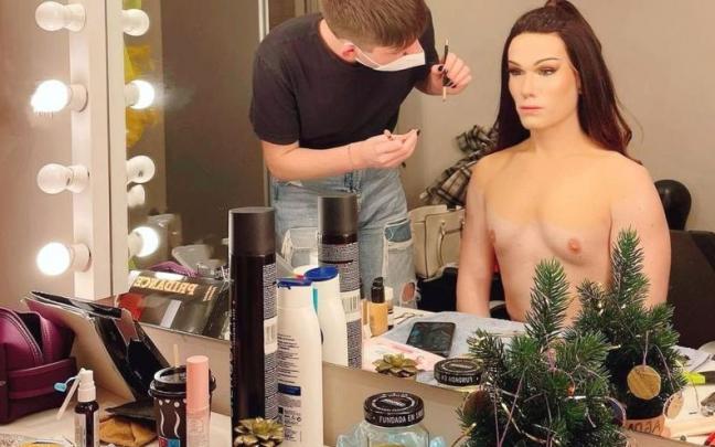 El artista Anakoz Merikaetxebarria, en el momento de la caracterizaci&oacute;n.