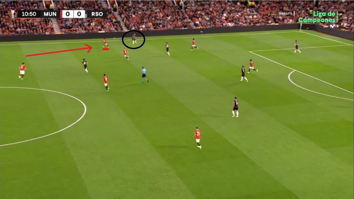 El 4-4-2 en rombo de la Real (sin extremos), mientras, facilitaba el salto de los laterales del United, por ejemplo el de Malacia a Gorosabel (foto). ¿Qué opciones tenía Imanol para intentar impedir esto?. Una: escorar a Sadiq-Kubo y fijar rivales (lo intentó). Dos: jugar con extremos (luego lo vemos...).