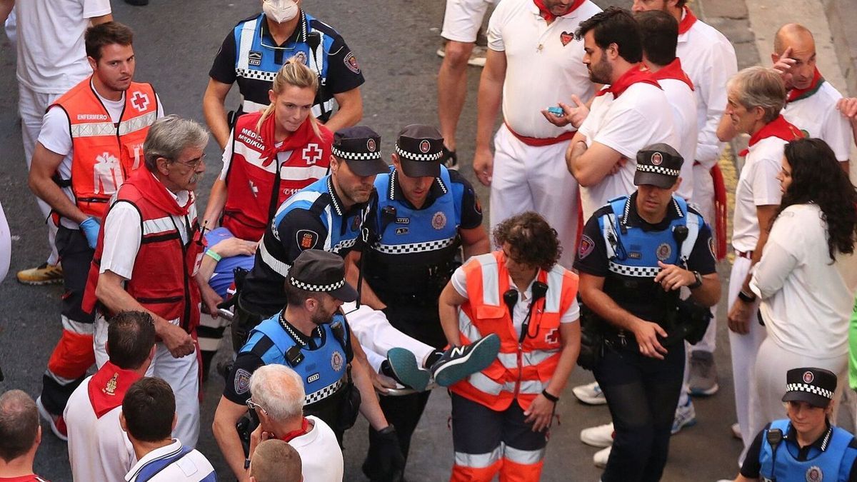 Un herido del encierro es evacuado en este último encierro desde la cuesta de Santo Domingo.