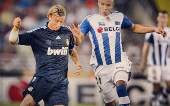 Jonathan Estrada, disputa un balón con Guti, en un partido entre la Real y el Real Madrid Jonathan Estrada, disputa un balón con Guti, en un partido entre la Real y el Real Madrid