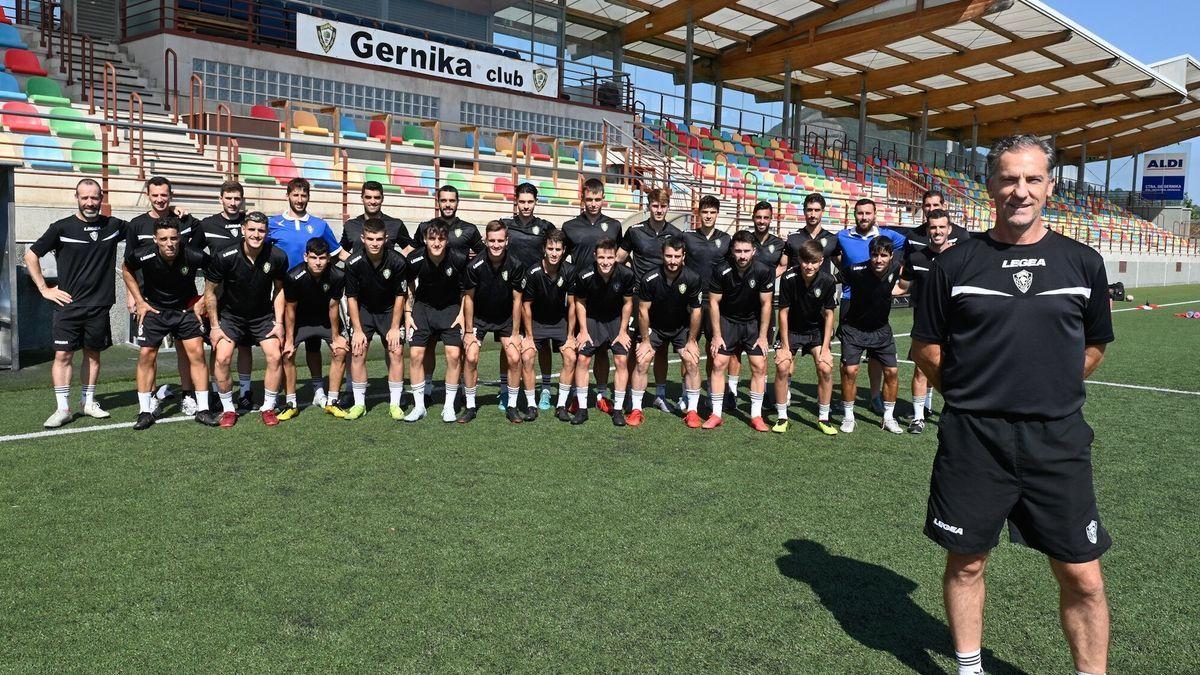 La plantilla del Gernika posa en Urbieta antes de comenzar la temporada este próximo fin de semana.