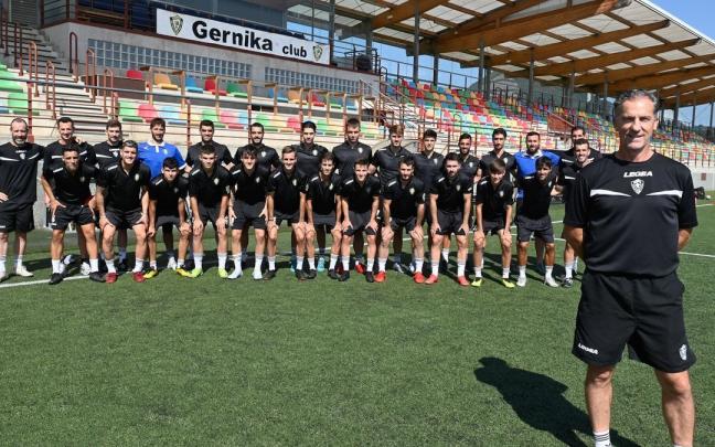 La plantilla del Gernika posa en Urbieta antes de comenzar la temporada este próximo fin de semana.