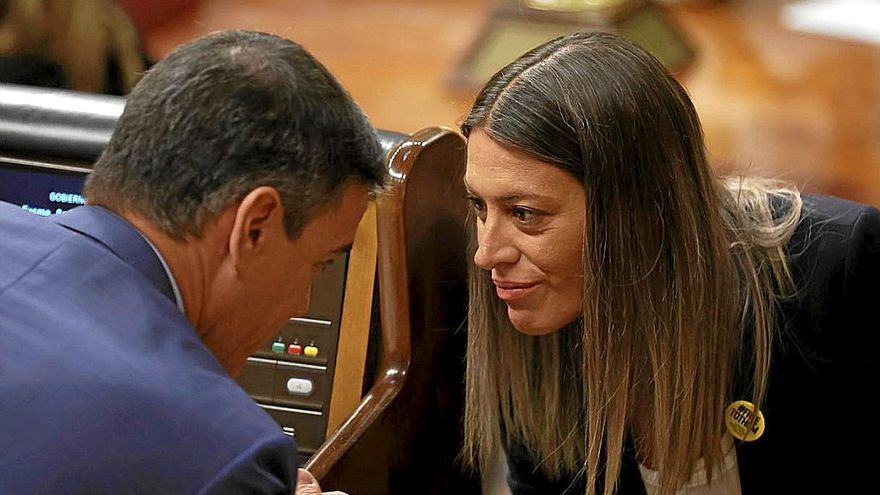 La portavoz de Junts, Míriam Nogueras, conversa ayer con Sánchez. | FOTO: E. P.
