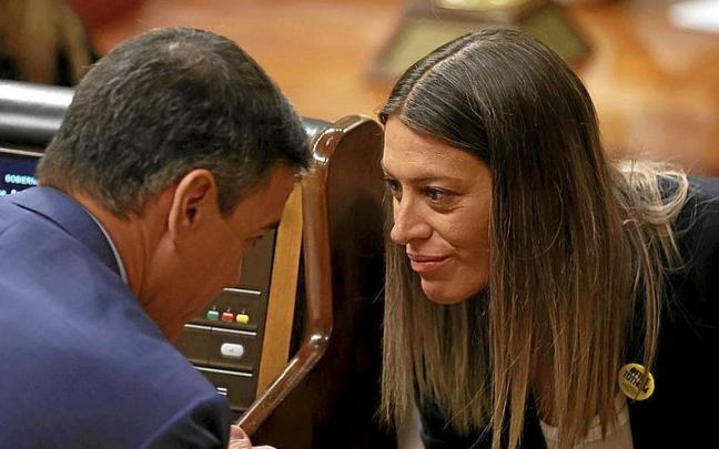 La portavoz de Junts, M&iacute;riam Nogueras, conversa ayer con S&aacute;nchez. | FOTO: E. P.