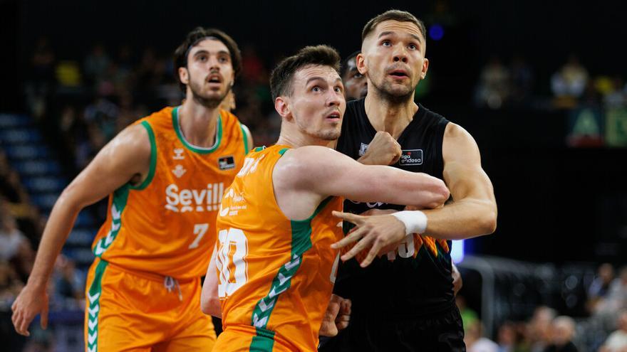 Rodions Kurucs pelea por un rebote en el partido entre el Betis y el Bilbao Basket