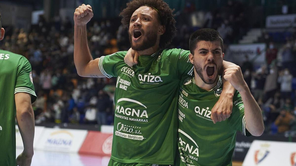 Dani Zurdo (d) celebra un gol con Juninho.