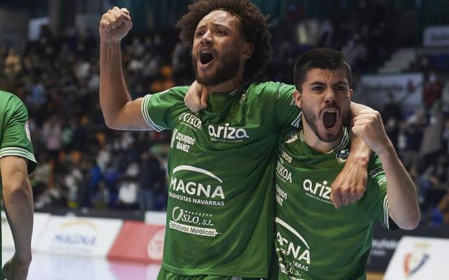 Dani Zurdo (d) celebra un gol con Juninho.