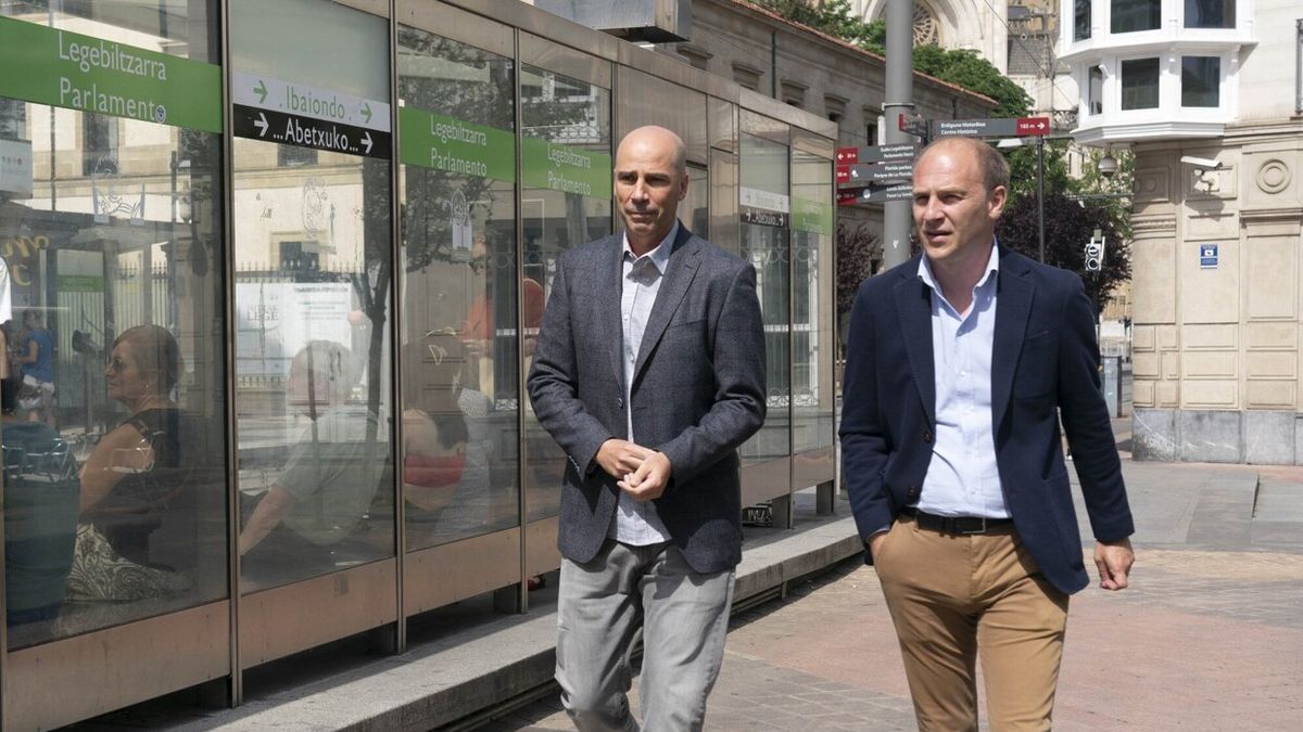 Joan Pe&ntilde;arroya y F&eacute;lix Fern&aacute;ndez, antes de la presentaci&oacute;n del primero como t&eacute;cnico del Baskonia