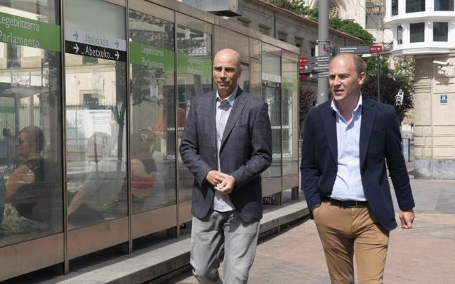 Joan Pe&ntilde;arroya y F&eacute;lix Fern&aacute;ndez, antes de la presentaci&oacute;n del primero como t&eacute;cnico del Baskonia