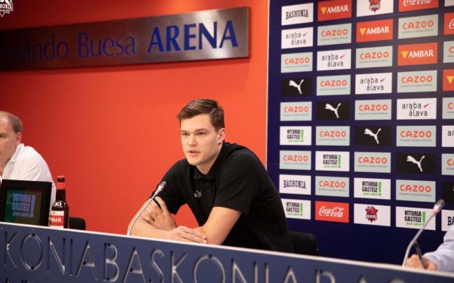 Kotsar, durante su presentación como jugador del Baskonia en la sala de prensa del Buesa Arena, ante la presencia de Félix Fernández