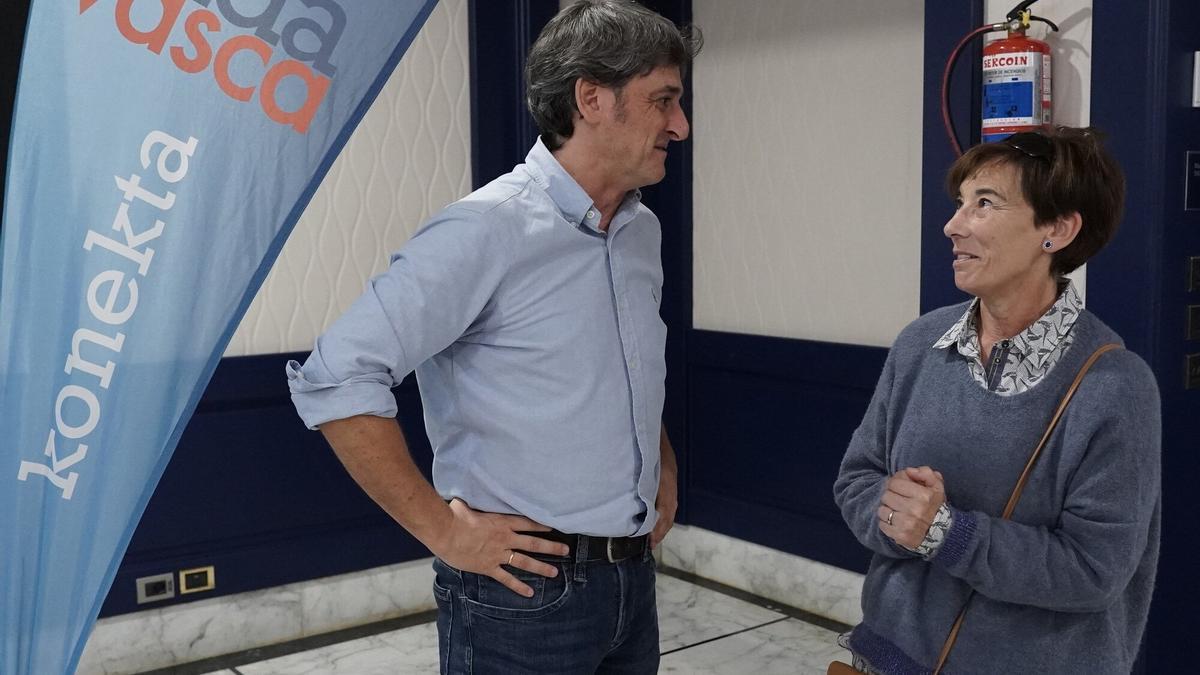 Merche y Monje, conversando tras el programa.