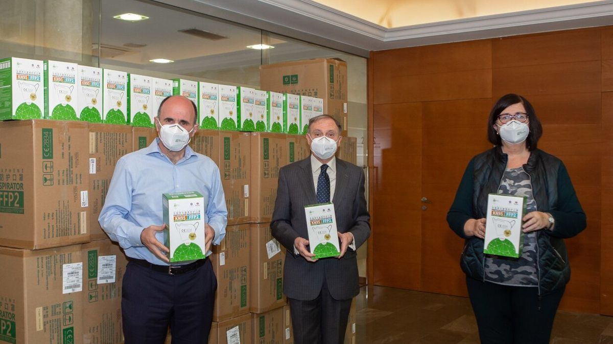 Manu Ayerdi, José Antonio Sarría y Pilar Irigoien, con las primeras mascarillas del acuerdo