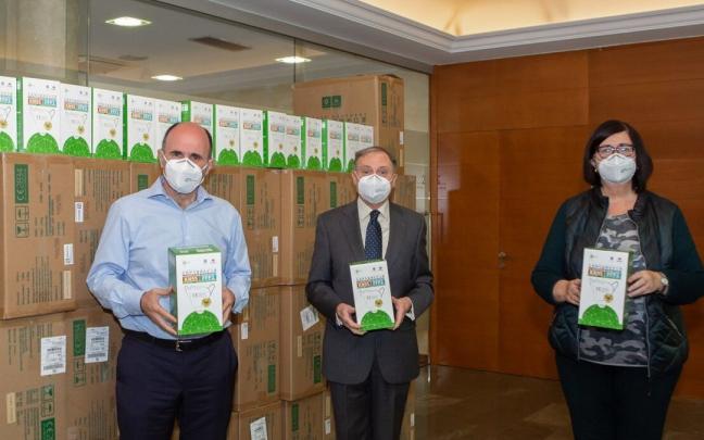 Manu Ayerdi, José Antonio Sarría y Pilar Irigoien, con las primeras mascarillas del acuerdo Manu Ayerdi, José Antonio Sarría y Pilar Irigoien, con las primeras mascarillas del acuerdo