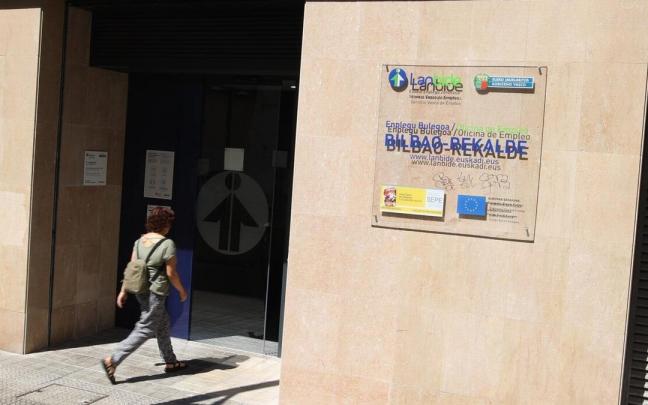 Una mujer entra en una oficina de Lanbide