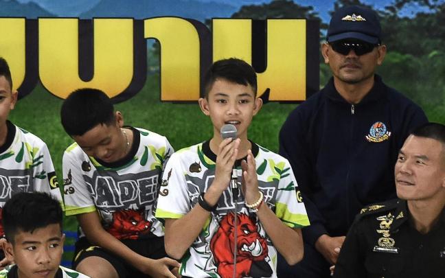 Duangpetch Promthep, en el centro, junto a varios de los menores rescatados.