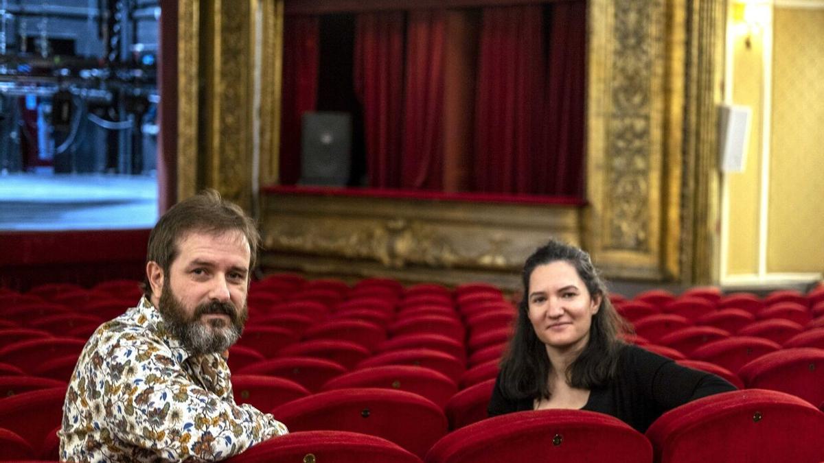 Iruña Iriarte y Javier Díaz, ayer en el patio de butacas del Teatro Gayarre, donde 'Paüra' se representará el jueves 29 de noviembre.