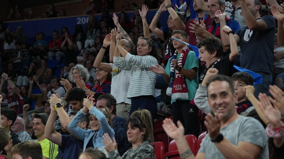 Aficionados del Baskonia animando al equipo en los últimos segundos del duelo ante el Real Madrid del pasado domingo