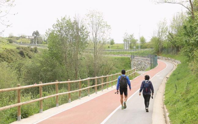 Imagen de archivo del cielo nublado en el bidegorri de Santurtzi