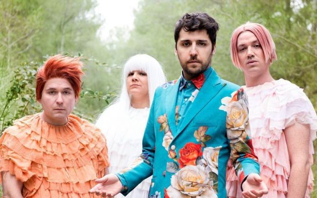 Imagen promocional de la obra ‘Las Aves ’ con los cuatro protagonistas, Xavi Francés, Aitor Galisteo-Rocher, Esther López y Marc Rius.