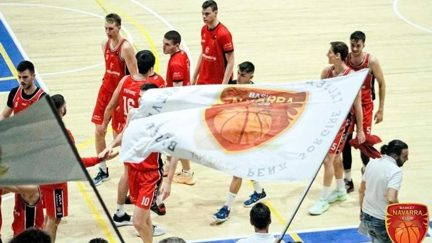 Los jugadores del Enerparking Basket Navarra en Arrosadia.