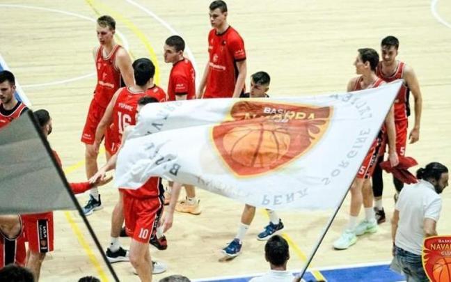 Los jugadores del Enerparking Basket Navarra en Arrosadia.