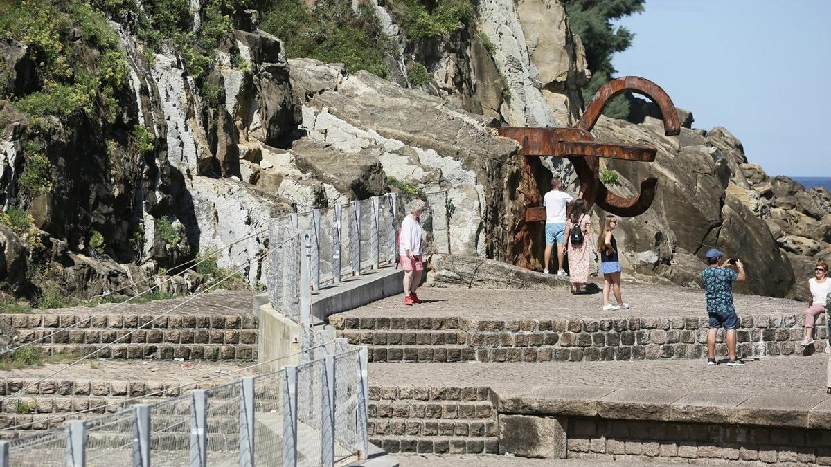 Peine del Viento con una valla de protección instalada en 2015.