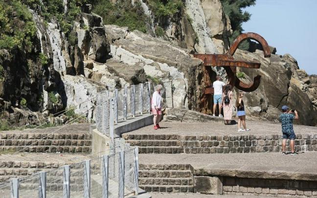 Peine del Viento con una valla de protección instalada en 2015.