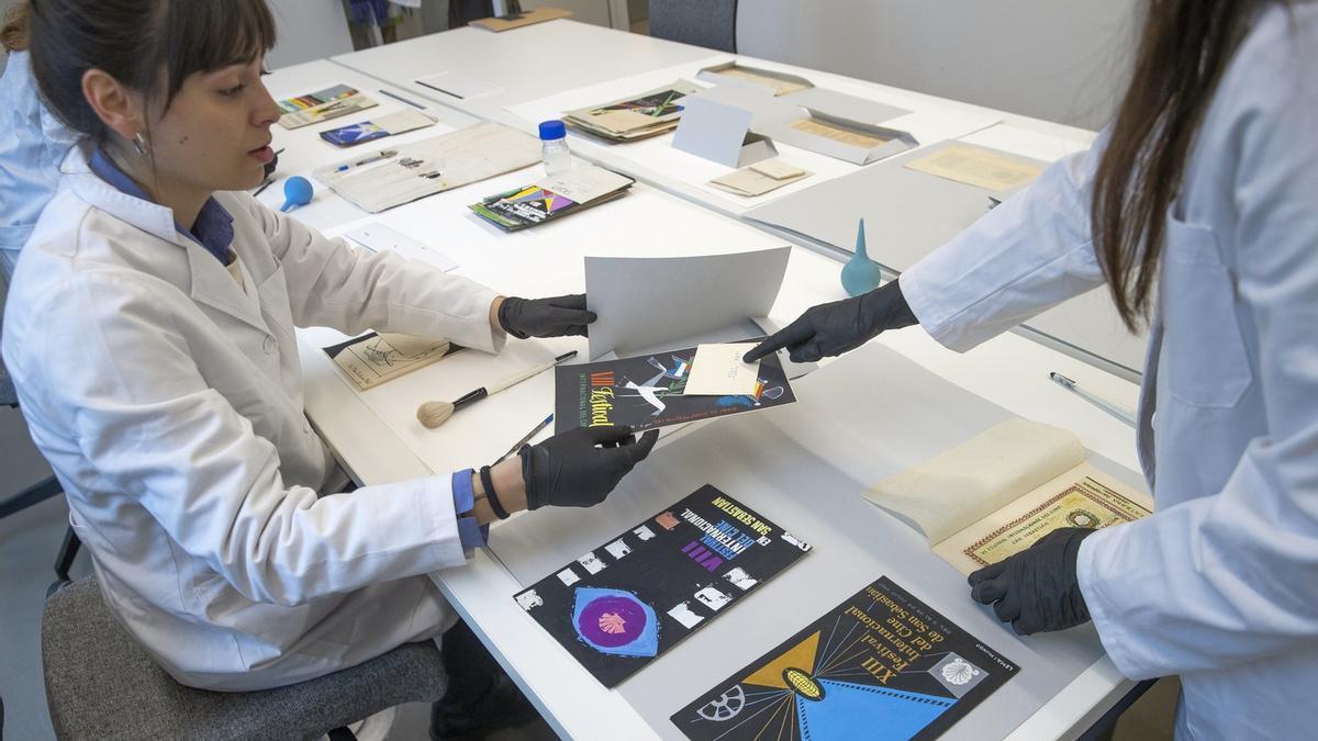 Andrea Sánchez trabaja en las labores de restauración y conservación en el centro de cultura Tabakalera.