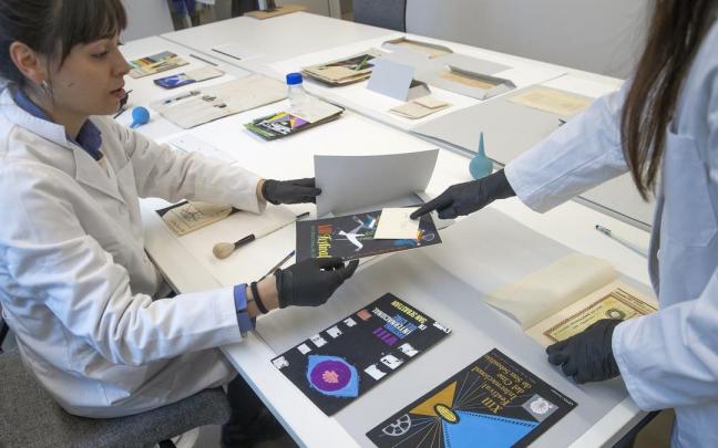 Andrea S&aacute;nchez trabaja en las labores de restauraci&oacute;n y conservaci&oacute;n en el centro de cultura Tabakalera.