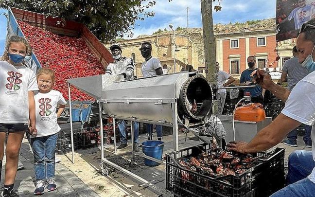Demostración de asado y pelado en la anterior jornada de exaltación. Demostración de asado y pelado en la anterior jornada de exaltación.