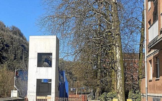 Torre de la zona de Arkaute que ha generado las quejas. | FOTO: M.S.S.