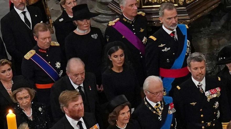 Felipe VI y Letizia se sientan junto al rey emérito y doña Sofía