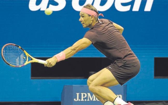 Rafa Nadal devuelve una bola de revés en su duelo ante Hijikata. | FOTO: EUROPA PRESS Rafa Nadal devuelve una bola de revés en su duelo ante Hijikata. | FOTO: EUROPA PRESS