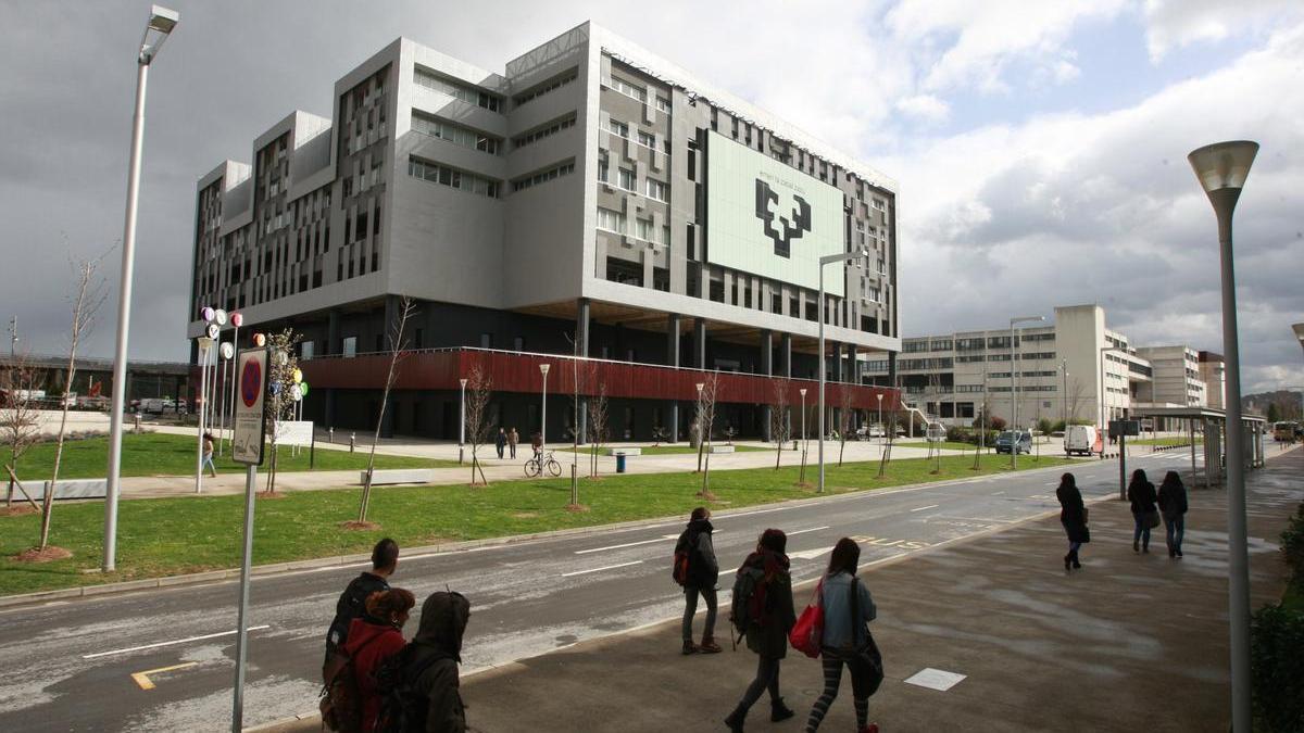 Estudiantes caminan por el campus de Leioa de la Universidad del País Vasco (UPV/EHU).