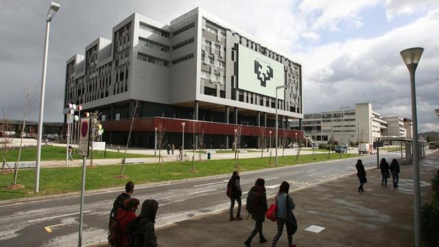 Estudiantes caminan por el campus de Leioa de la Universidad del País Vasco (UPV/EHU). Estudiantes caminan por el campus de Leioa de la Universidad del País Vasco (UPV/EHU).