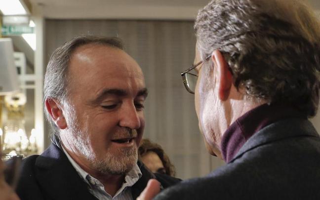 Javier Esparza saluda a Alberto Núñez Feijóo en el VIII Congreso del PPN