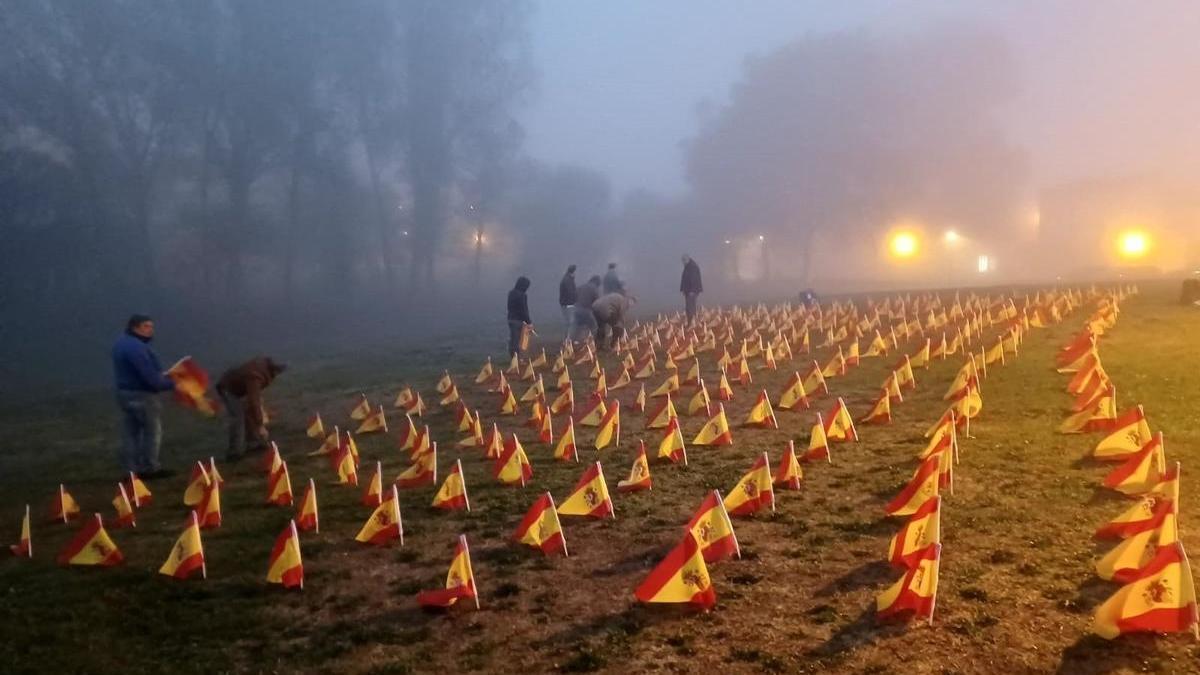 Banderas colocadas por Vox en Armentia.
