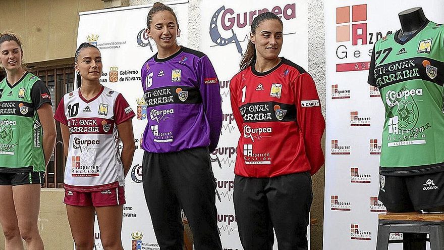 Eider Hernández (i), Luzia Zamora, Olaia Luzuriaga y Patri Encinas fueron las encargadas de lucir las nuevas equipaciones.