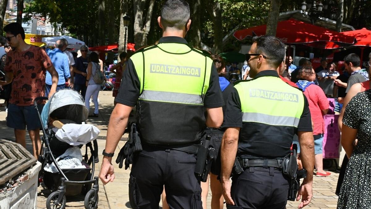 Dos agentes patrullan en la pasada Aste Nagusia