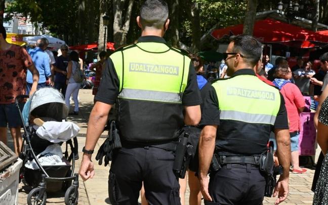 Dos agentes patrullan en la pasada Aste Nagusia