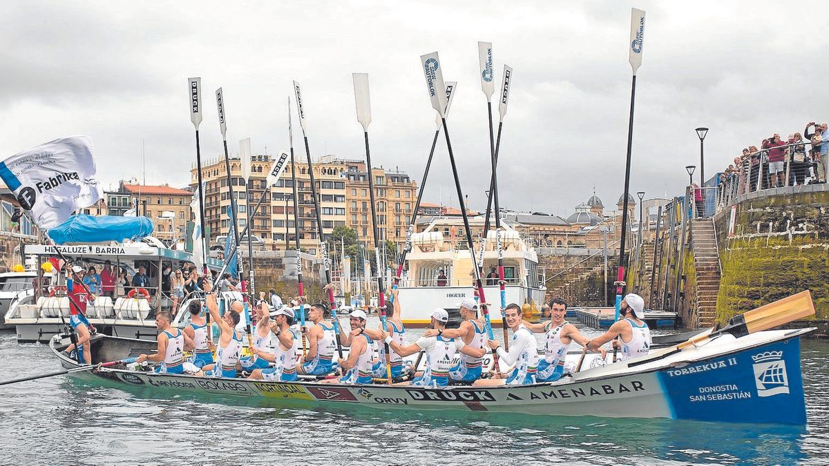 La tripulación de Donostiarra ya ha ganado tres banderas este verano.