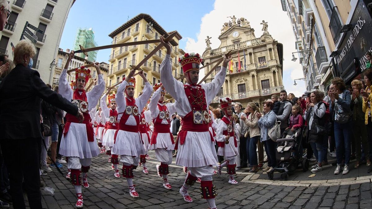 San Fermín Txikito. Dantzaris en la plaza del Ayuntamiento.