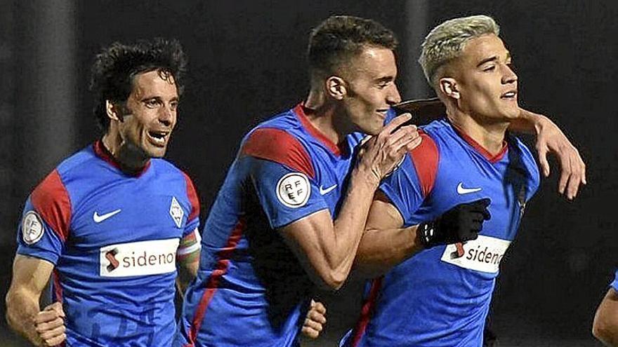 Los jugadores del Amorebieta celebran un gol.