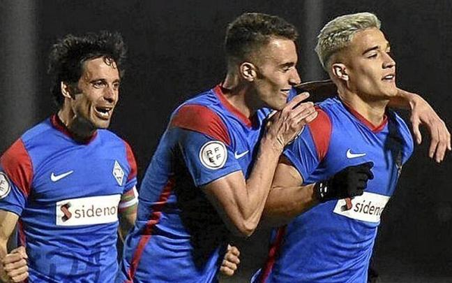 Los jugadores del Amorebieta celebran un gol.