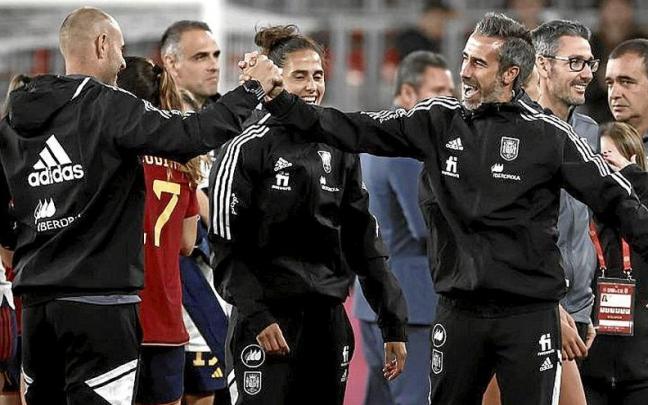 Vilda celebra la victoria de la selecci&oacute;n espa&ntilde;ola en El Sadar. | FOTO: EFE