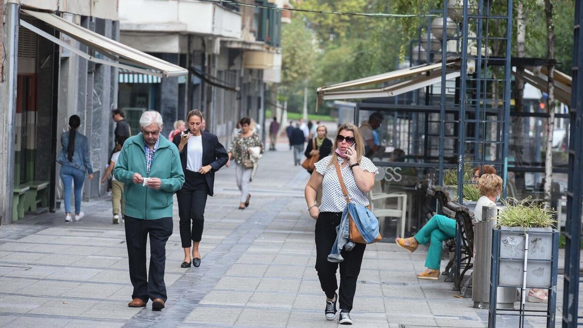 Personas ajenas a la información usando el teléfono móvil