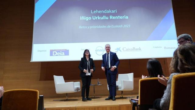 Urkullu, junto a la directora de Deia, Marta Martín, en el Encuentro DEIA ‘Euskadi 2023, retos y prioridades’.