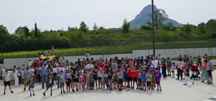 Foto de familia de alumnado, profesorado y familias en el patio de Arbizuko Herri Eskola.