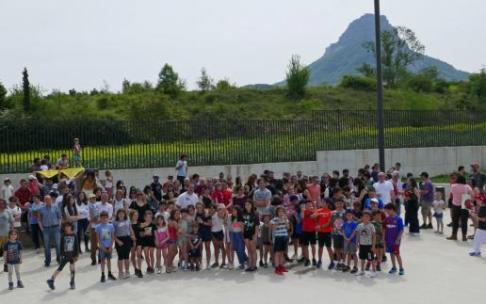 Foto de familia de alumnado, profesorado y familias en el patio de Arbizuko Herri Eskola. Foto de familia de alumnado, profesorado y familias en el patio de Arbizuko Herri Eskola.