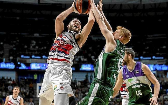 Acción del partido entre el Baskonia y el Unicaja, dos participantes en la Copa, del pasado domingo. | FOTO: EFE
